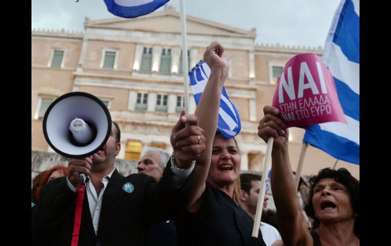 Con consignas como 'Grecia es Europa', los manifestantes desafiaron la lluvia y se reunieron en la plaza Syntagma,frente al Parlamento. AFP / L. Gouliamaki