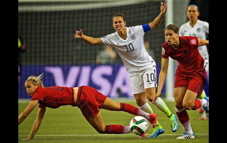 La medio campista y capitana Carli Lloyd anotó un gol en un penal en el minuto 69. EFE / A. Pichette