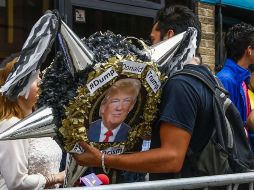 Ayer, algunos mexicanos se dieron cita a las afueras de un restaurante propiedad de Trump en Chicago, para manifestar su repudio. EFE / T. Maury