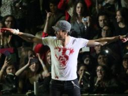 Enrique se dibuja un corazón en la camiseta blanca que usaba durante el concierto donde tuvo el accidente. TWITTER / @enrique305