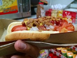 Una empleada de una tienda de autoservicio afirma que el precio en productos como hot dog ya incluían el IVA. EL INFORMADOR / M. Vargas