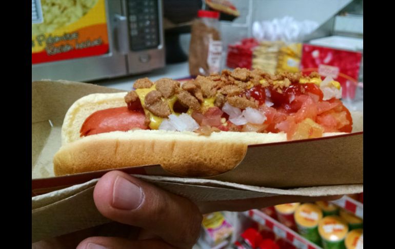 Una empleada de una tienda de autoservicio afirma que el precio en productos como hot dog ya incluían el IVA. EL INFORMADOR / M. Vargas