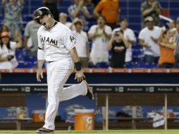 Justin Bour celebra tras conectar el jonrón en la novena entrada que le dió el triunfo a Miami. AP / W. Lee