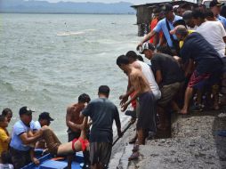 El MV Kim Nirvana-B volcó unos 10 minutos después de salir del puerto de Ormoc. EFE / R. Dejon