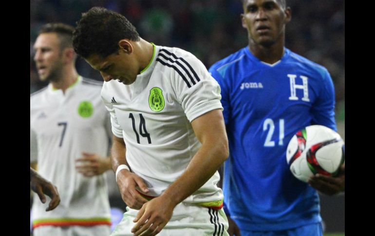 La lesión de Hernández alarmó a cuerpo técnico y afición del Tri. EFE / L. Smith