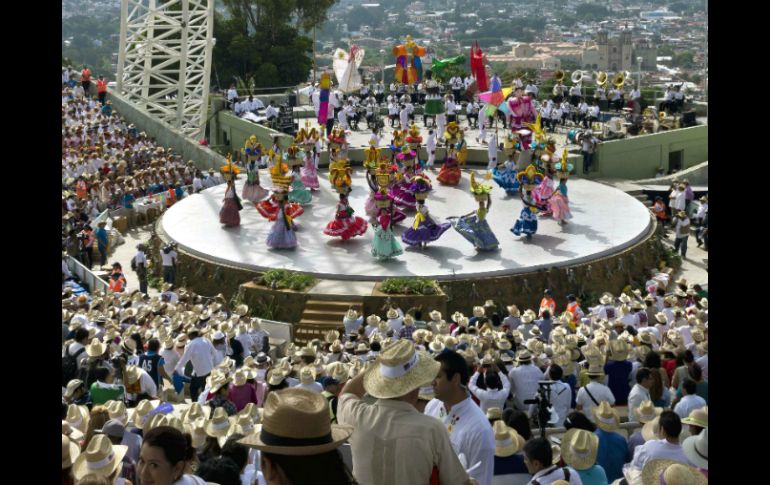 Julio es ideal para viajar a Oaxaca porque es el mes de la Guelaguetza, la gran fiesta de las ocho regiones del estado. AFP / ARCHIVO