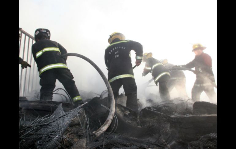 El tren se descarrila y se prende fuego espectacularmente. EL INFORMADOR / ARCHIVO