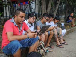 Decenas de jóvenes, con tabletas y computadores portátiles, buscaron cualquier lugar para poder navegar. AFP / Y. Lage