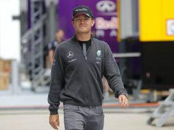 El piloto alemán Nico Rosberg de Mercedes camina por el circuito de Silverstone en Reino Unido. EFE / V. Xhemaj