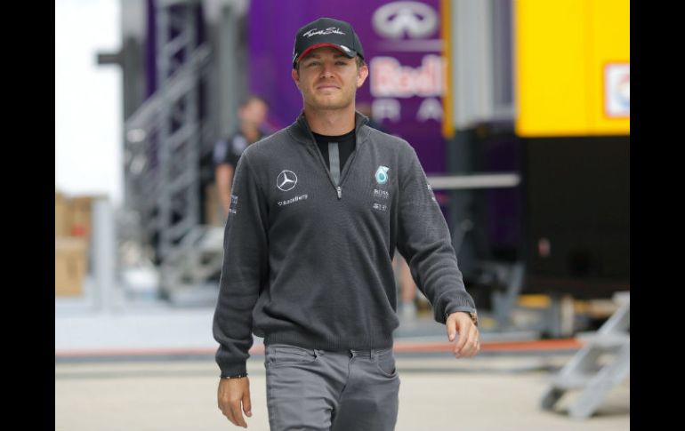 El piloto alemán Nico Rosberg de Mercedes camina por el circuito de Silverstone en Reino Unido. EFE / V. Xhemaj