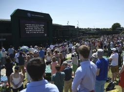 El torneo de tenis de Wimbledon tiene un retraso de 45 minutos por primera vez en la historia, para que se realice el homenaje. EFE / A. Rain