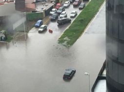 Algunos automovilistas quedan varados en Avenida Patria y Acueducto debido al crecimiento del agua en el cruce. TWITTER / @BladeHelsing