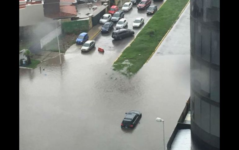 Algunos automovilistas quedan varados en Avenida Patria y Acueducto debido al crecimiento del agua en el cruce. TWITTER / @BladeHelsing