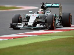 Lewis Hamilton (Mercedes), líder de la temporada, durante la tercera sesión libre del GP de Gran Bretaña. AFP / A. Isakovic