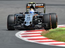 El piloto tapatío ''Checo'' Pérez no alcanzó a colarse a la tercera clasificación en Silverstone. AFP / B. Stansall