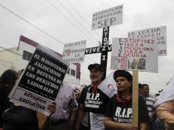 Los profesores llevan pancartas que manifiestan su descontento por el proceso de reforma educativa. EL INFORMADOR / R. Tamayo