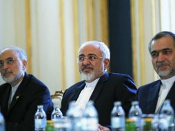 Javad Zarif (centro) reconoce avances en concretar acuerdo a pesar de diferencias políticas. AP / ARCHIVO