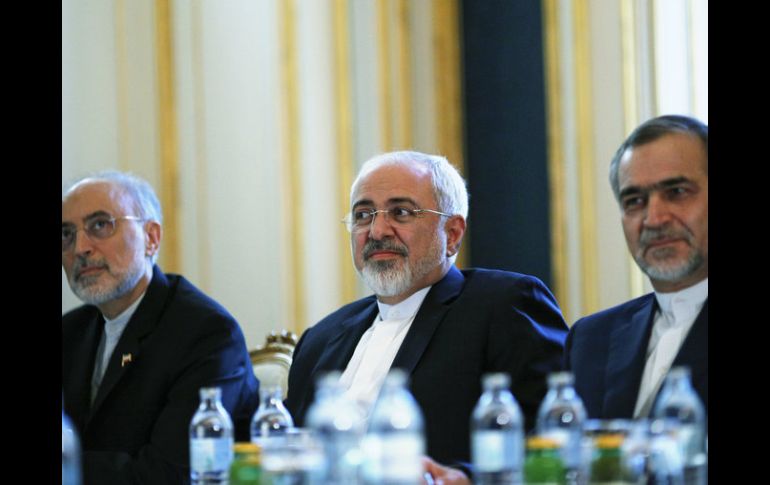 Javad Zarif (centro) reconoce avances en concretar acuerdo a pesar de diferencias políticas. AP / ARCHIVO