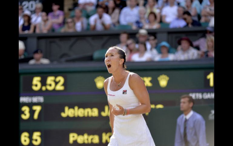 La serbia Jelena Jankovic juega por 3-6, 7-5 y 6-4, en dos horas. EFE / G. Penny