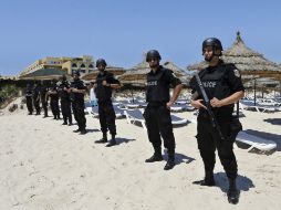 El EI asesinó a 38 personas en bombardeo en playa de Susa, frente al hotel Imperial Marhaba que ahora es custodiado por la policía. EFE / M. Messara