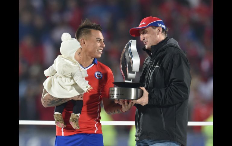 El delantero chileno Eduardo Vargas recibe el premio de máximo goleador tras disputar la final de la Copa América Chile 2015. AFP / R. Arangua