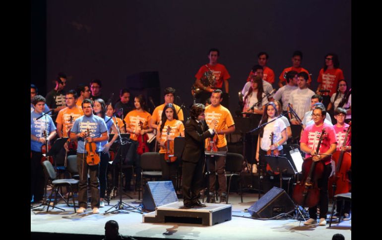 La Orquesta Sinfónica Juvenil de Guadalajara, dirigida por Juan Tucán Franco, tocó ante 4 mil 500 personas anoche en el Telmex. EL INFORMADOR / M. Vargas