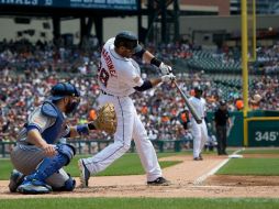 J.D. Martínez (#28) de los Tigres de Detroit conecta la bola para enviarla de jonrón en la primera entrada ante los Azulejos. AFP / D. Reginek