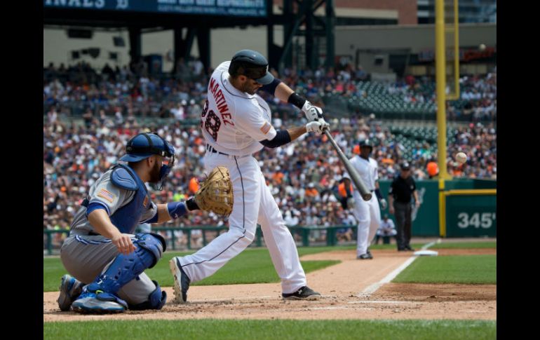 J.D. Martínez (#28) de los Tigres de Detroit conecta la bola para enviarla de jonrón en la primera entrada ante los Azulejos. AFP / D. Reginek