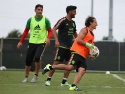 El Tri realizó entrenamiento recreativo. El portero Guardado sale con el balón. NTX / O. Vega