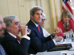 En caso de tener éxito se tendrían noticias ya esta semana, señala John Kerry (c). AFP / C. Barria