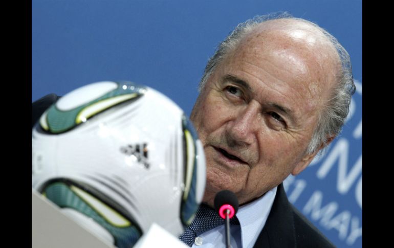 Joseph Blatter confirmó su presencia en el sorteo del 25 de julio. AP / ARCHIVO