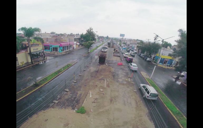 La imagen muestra el avance de la Línea 3 sobre Av. Laureles. Muchos negocios aledaños han cerrado por falta de clientes. ESPECIAL / A. Maciel