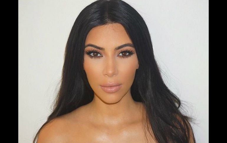 Kardashian explica que si su rostro se ve distinto es efecto del embarazo. TWITTER / @kimkardashian