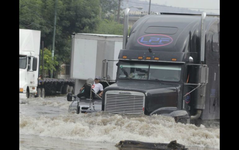 La avenida Lázaro Cárdenas registró inundaciones en algunos puntos. EL INFORMADOR / R. Tamayo