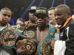 La OMB deja de reconocer a Floyd Mayweather Jr. como el campeón de peso welter. AP / ARCHIVO