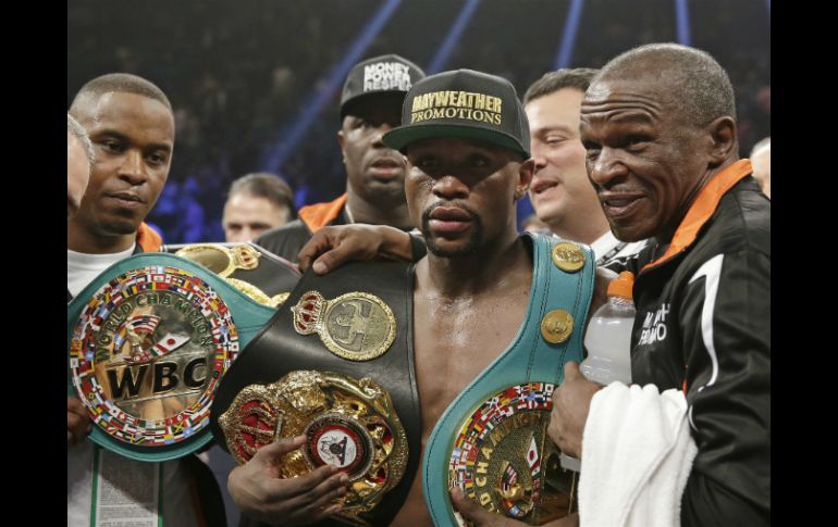 La OMB deja de reconocer a Floyd Mayweather Jr. como el campeón de peso welter. AP / ARCHIVO