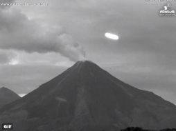 La luz cruza la pantalla de derecha a izquierda, otra luminiscencia, quizá reflejo de la primera, lo hace en dirección inversa. ESPECIAL / @webcamsdemexico