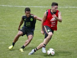 Mientras Giovani dos Santos (izq.) sería delantero titular, el volante Héctor Herrera (der.) sería suplente. EFE / K. Krzaczynski