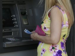 Muchas familias han optado por ir sacando todos sus ahorros del banco ante el temor de que las restricciones continúen. AP / P. David