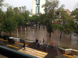 Uno de los puntos que presenta fuertes inundaciones es en Mariano Otero y López Mateos. TWITTER / @celia_rguezz