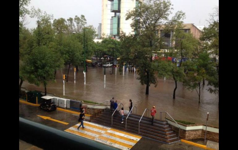 Uno de los puntos que presenta fuertes inundaciones es en Mariano Otero y López Mateos. TWITTER / @celia_rguezz