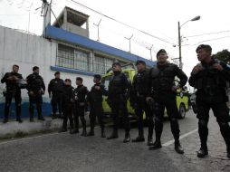 El motín protagonizado por pandilleros, finalizó tras las intervenciones de los agentes. EFE / E. Biba