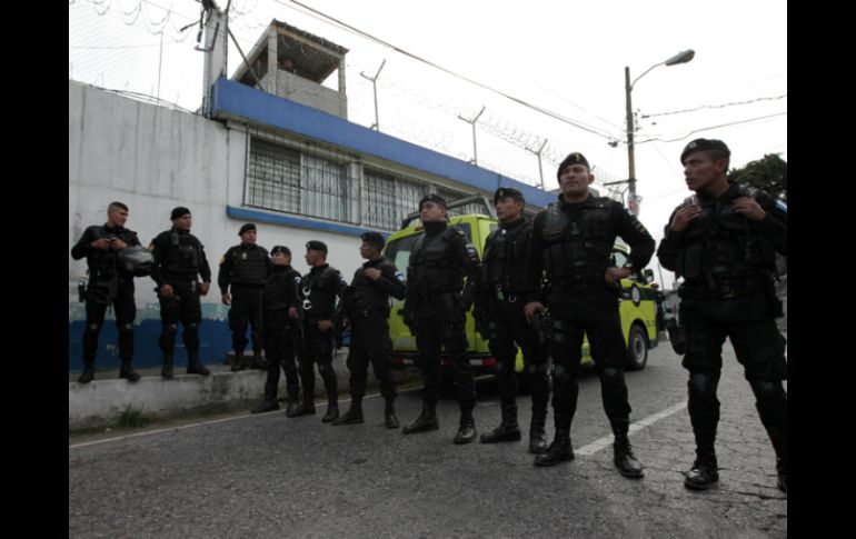 El motín protagonizado por pandilleros, finalizó tras las intervenciones de los agentes. EFE / E. Biba