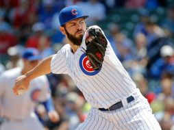 Jake Arrieta realiza uno de sus lanzamientos desde la lomita durante el partido de ayer. AFP /  J. Durr