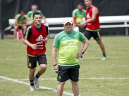 Miguel Herrera todavía no tiene definido el equipo titular con el que enfrentará mañana a Cuba en el Soldier Field de Chicago.  /