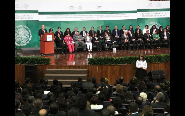 Imagen de la ceremonia de entrega de títulos en el Auditorio del Centro Médico Nacional Siglo XXI. TWITTER / @SEP_mx