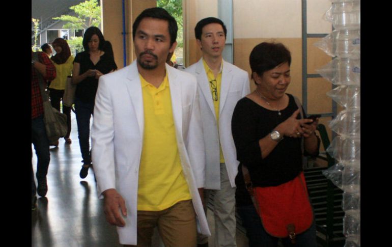 Manny Pacquiao recorre un laboratorio durante su visita a Indonesia, donde grabó un comercial. AFP /