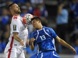 Marcus Haber (blanco), de Canadá, y el salvadoreño Alexander Larin pelean por el balón. AP / M. Terrill