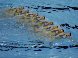 Las nadadoras del equipo de Canadá durante su ejercicio de rutina técnica en la competición de natación sincronizada. EFE / O. Barría