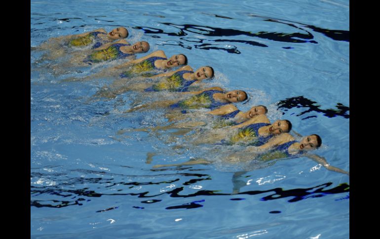 Las nadadoras del equipo de Canadá durante su ejercicio de rutina técnica en la competición de natación sincronizada. EFE / O. Barría